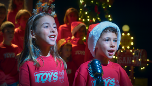 Il Natale da Toys Center sorprende nello spot di Winter Video