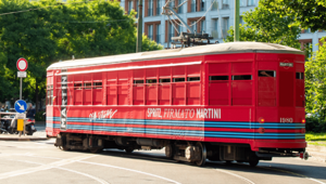 Martini Aperitivo Line: un tram storico di Milano diventa una brand experience itinerante firmata IGPDecaux, The Fair Play e OMD
