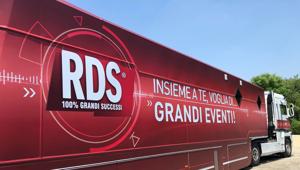 Rds 100% Grandi Successi a Rimini in diretta dal truck dell’emittente nel cuore della città