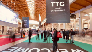 Un robot umanoide speaker al TTG di Rimini: Agibot A2 Ultra al convegno AssoParchi “IO ESISTO. E TU?”