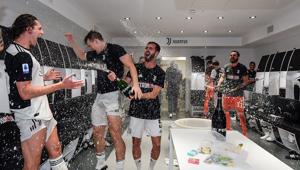 Juventus brinda #ToTheMaximum con le bollicine Ferrari al nono scudetto consecutivo
