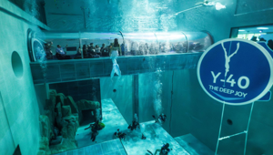 Y-40 The Deep Joy: nella piscina con acqua termale più profonda al mondo uno spettacolo con sirene, subacquei e la slitta di Babbo Natale