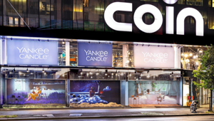 Yankee Candle illumina le vetrine di Coin a Milano con un’installazione vetrina che accende i sensi