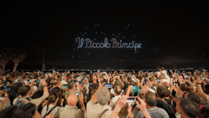 Grande successo per lo spettacolo di droni dedicato al Piccolo Principe: 1000 droni hanno dato vita alle illustrazioni originali del libro nello show realizzato da Artech e Dronisos
