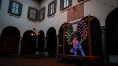 Al Piccolo Teatro Grassi inaugurata l'installazione site specific "Arlecchino" di Angelo Bonello. Una produzione a cura di Casta Diva Art&Show Al Piccolo Teatro Grassi inaugurata l'installazione site specific "Arlecchino" di Angelo Bonello. Una produzione a cura di Casta Diva Art&Show