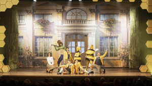 il Teatro San Babila di Milano ospita L'Ape Maia Experience, un evento speciale che celebra i 50 anni della piccola ape con un mix di musica, arte e sostenibilità