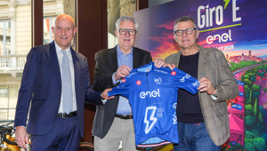 Giro-E Enel 2026: presentata a Milano l’ottava edizione della corsa elettrica tra vette alpine e sfide sostenibili