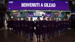 Uno stunt invade Milano per il lancio di "The Testaments" su Disney+ Uno stunt invade Milano per il lancio di "The Testaments" su Disney+