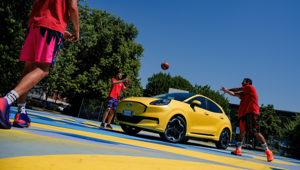 Ford Italia firma la rigenerazione urbana a Milano: un campo da basket a canone artistico per il quartiere Barona