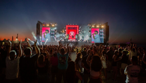 Opel scende in spiaggia con Radio Deejay: il brand è sponsor ufficiale del tour estivo ‘Beach Like a Deejay 2026’