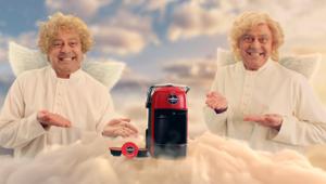 Maurizio Crozza, nuovo testimonial Lavazza, ridisegna il 'Paradiso' come un eccentrico architetto nello spot di A.Testa