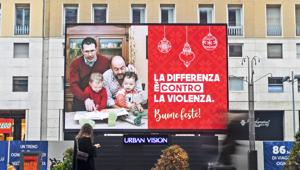 Gruppo 25 Novembre torna sui maxi led Urban Vision per trasmettere l’augurio più importante di tutti “la differenza è contro la violenza”