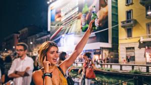 La silent disco di Nastro Azzurro riaccende i Navigli all'insegna dell'unconventional Ooh firmato Urban Vision