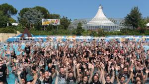 All’Aquafan di Riccione, migliaia di persone protagoniste dell’urlo da record, in occasione del primo Black Day, giornata pensata da Maxibon Black Cookie per migliorare il lato nascosto di se stessi