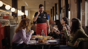 Da Alt Stazione del Gusto ogni azione è regolare: la nuova campagna social e tv con Francesco Panella porta il Var anche a tavola. Firmano EY STUDIO+ e M+C SAATCHI Group Europe