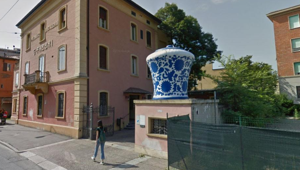 Il vaso dell'Amarena Fabbri torna 'sul tetto' all'ingresso dell'azienda