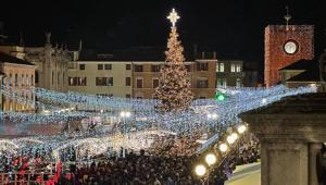 Il sindaco Brugnaro di Venezia accende il grande albero di Piazza Ferretto a Mestre. Ufficialmente avviata la stagione di eventi "A Venezia è di scena il Natale!"