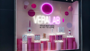 VeraLab conquista le vetrine di Annex La Rinascente e accende di rosa l’autunno milanese