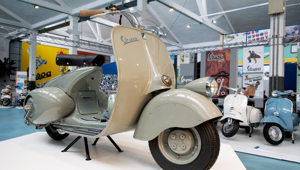 Vespa spegne 76 candeline e festeggia con la mostra #VespaSoundsCool e il Vespa Day, due giorni di festeggiamenti e solidarietà