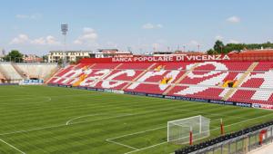 Macron, sponsor tecnico del Vicenza Calcio, si schiera a sostegno della squadra, organizzando iniziative instore, per raccogliere fondi contro il fallimento