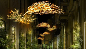 Tra sostenibilità e luci si accende il Natale presso il Salotto del Quadrilatero di Milano. All’ingresso il grande albero di Ralph Lauren ‘Tree of Giving’