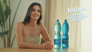 Vitasnella torna in TV con Francesca Chillemi: Acqua Naturale e Frizzante, Linfe e Thè Zero in un viaggio nella quotidianità tra benessere, leggerezza e gusto