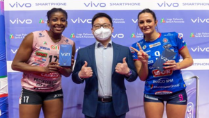 vivo, title sponsor della Lega Pallavolo Serie A Femminile, consegna gli smartphone V21 5G a Miriam Sylla e Caterina Bosetti