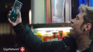 Fedez protagonista della campagna per San Valentino di Vodafone. Firma Utopia
