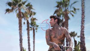 Vodafone è on air con Fedez con il nuovo spot dedicato alla promozione estiva. Firma DLVBBDO