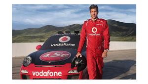 Patrick Dempsey prova la nuova rete 4.5G con un  test drive nella nuova campagna Vodafone di Team Red