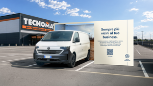 Bernbach porta Volkswagen Veicoli Commerciali da Tecnomat. Il brand dedicato al business protagonista di un’affissione speciale in cui la foto del veicolo è sostituita da un Van reale