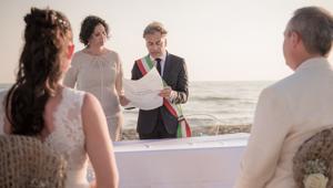 Firenze Convention and Visitors Bureau porta il primo wedding internazionale con rito civile sulla spiaggia di Viareggio