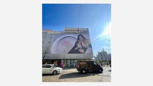 Elodie prima Ambassador Wella Professionals per l’Italia. Maxi affissione in Piazza Duomo a Milano firmata Suntimes