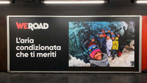 WeRoad torna in affissione in metro a Milano con una nuova campagna firmata da IGPDecaux