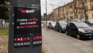 WeRoad per San Valentino organizza un'attività di guerrilla marketing con “L’unica red flag che ti meriti”