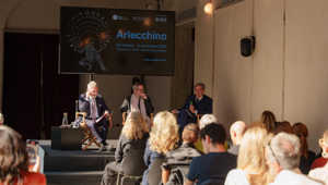 Al Piccolo Teatro di Milano torna Arlecchino insieme all'installazione luminosa dell'artista Angelo Bonello realizzata grazie alla collaborazione di Banco dell’energia e A2a