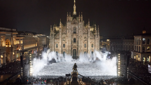 Moncler compie 70 anni e invade Piazza Duomo a Milano con 1952 artisti e 18 mila spettatori per lo show da Olimpiadi firmato Villa Eugénie, che dà il via a 70 giorni di iniziative ed eventi celebrativi