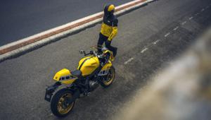 Yamaha Motor Europe e Armando Testa celebrano la gloria del brand con la nuova XSR900 GP e Kenny Roberts
