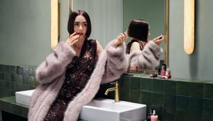 La campagna Autunno/Inverno 2026 “Inner Voices” di Zalando con Lily Collins, trasforma i dilemmi di stile in una commedia cinematografica. Firma Wieden+Kennedy Amsterdam