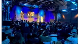Grande successo per lo spettacolo “Siete fuori di budget?” di Francesco Bozza per Paprika Software e UNA allo Zelig
