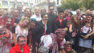 Gli zombie invadono il centro di Milano per i 30 anni di Dylan Dog. Guarda le foto dell'evento