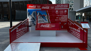 Piazza Gae Aulenti ospita una seggiovia Coca-Cola: un'attivazione simbolo del viaggio verso i Giochi Olimpici e Paralimpici Invernali di Milano Cortina 2026